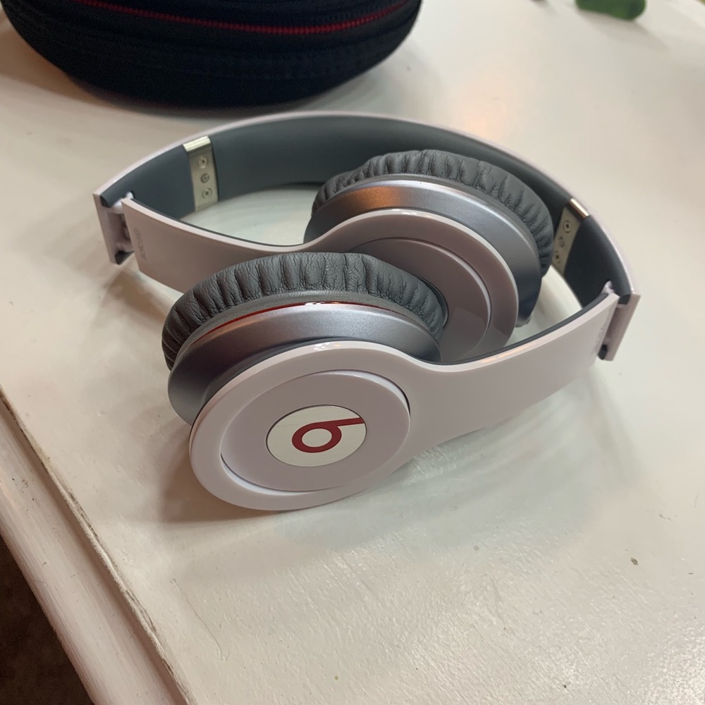 White beats solo HD